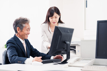 上司に仕事の相談をする女性部下