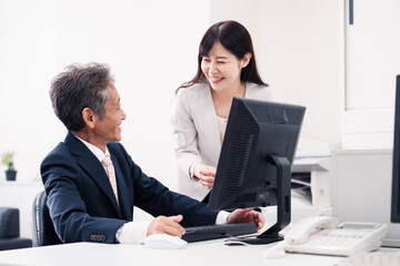 Fototapeta premium 上司に仕事の相談をする女性部下