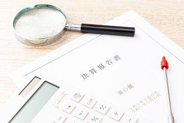 デスクに置かれた決算報告書