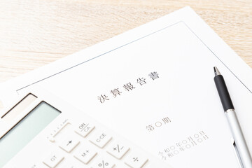 デスクに置かれた決算報告書