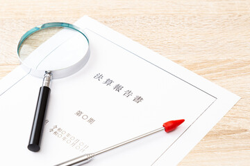 デスクに置かれた決算報告書