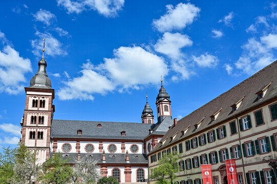 Die Abtei in Amorbach bei blauem Himmel im Sommer, Lkr. Miltenberg, Franken, Bayern Deutschland, 30.04.2023