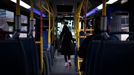 Mujer bajando del autobús