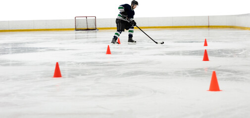 Obraz premium Digital png photo of caucasian male hockey player training at ice rink on transparent background