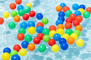 水面に浮かぶカラフルなボール