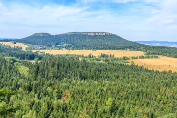 Szczeliniec Wielki and Szczeliniec Mały seen from the red tourist trail near Fort Karola in the Central Sudetes in the Stołowe Mountains (Poland) - obrazy, fototapety, plakaty