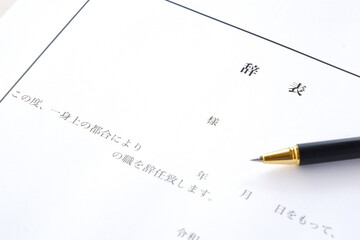 辞意を伝えるために辞表を書く