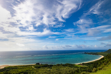 エメラルドの輝き：石垣島の海、雲間から光射す感動の風景 Emerald Sparkle: Ishigaki's Sea, an Impressive Landscape with Light Shining Through Clouds