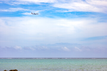 飛行機と青い海