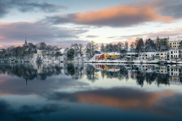 Naklejka premium Winter reflections building overs still water