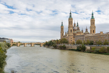 Fototapeta na wymiar The ancient church Basilica del Pillar and bridge near the river Ebro in the Spanish city Zaragoza