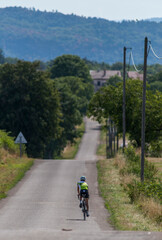 Jeune cycliste sur les routes revermontoises à Arnans, Ain, France