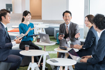 会議するビジネスマンたち