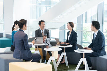 会議するビジネスマンたち