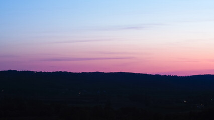 Fototapeta na wymiar Vue sur les vallées de la Dordogne pendant l'heure bleue