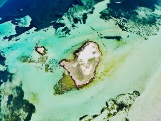 Vue aérienne d'une ile et ses coraux en Australie
