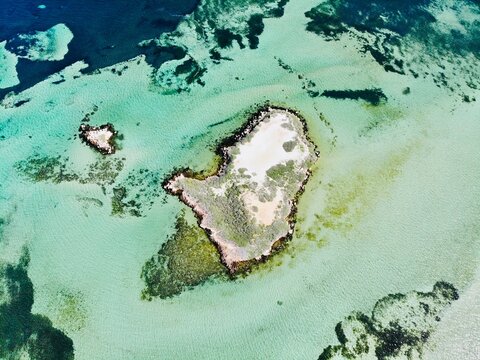 Vue a&eacute;rienne d'une ile et ses coraux en Australie