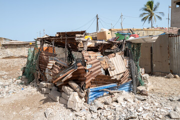 Cabane en tôle dans le village de Fadiouth au Sénégal en Afrique de l'Ouest