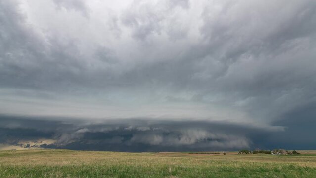 A severe thunderstorm moves toward me with a beastly shelf cloud.