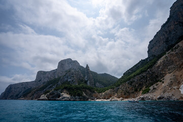 kamieniste i obrośnięte zieloną roślinnością zbocza wyspy Sardynia © Arkadiusz