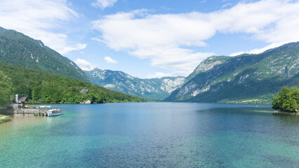 Obraz premium Beautiful panorama of the mountains in lake Bohinj, Slovenia, on a sunny day