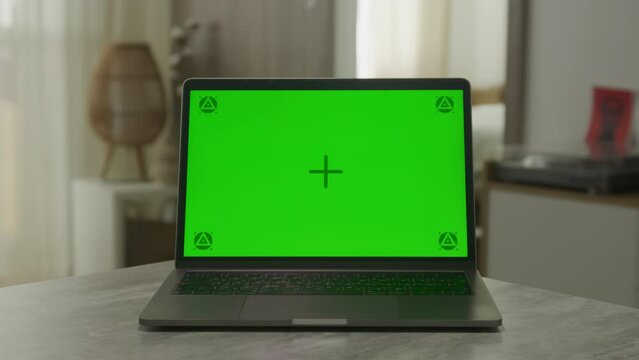 Pivoting Around Green Screen Laptop with Markers