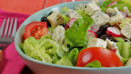 assiette de salade composée au fromage feta, en gros plan