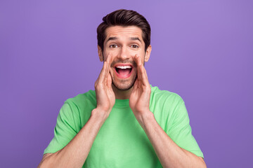 Photo of young marketer brunet hair man wear trendy t-shirt hands cheeks scream message rumors isolated on purple color background