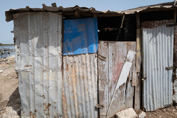 Cabane en tôle dans le village de Fadiouth au Sénégal en Afrique de l'Ouest