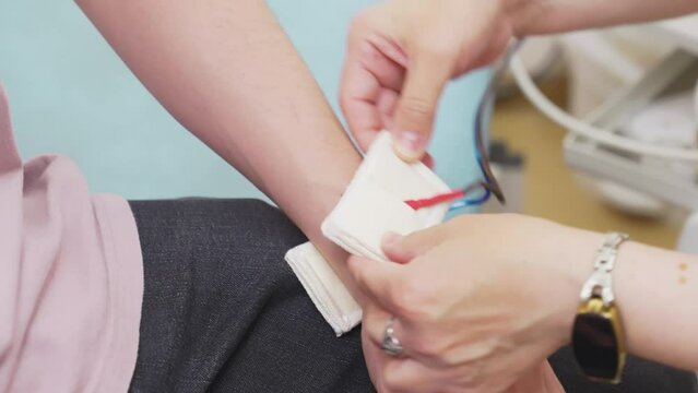 patient with an electrotherapy, electrical stimulation and electrophoresis device.