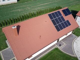 Fotowoltaika ekologiczny dom z własną energią elektryczną pozyskiwaną z paneli słonecznych - obrazy, fototapety, plakaty