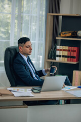 Fototapeta premium The determined business supervisor carefully analyzes the proposal contract before permitting. Once approved, the project is implemented with serious consideration, ensuring successful outcomes.