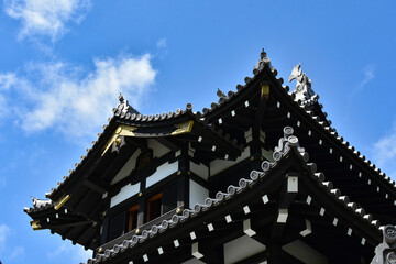 Fototapeta premium 青空に映える高田城三重櫓