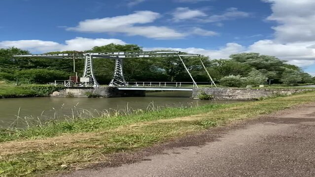 Pont levis sur le canal du nivernais, Bourgogne