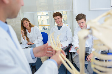 Obraz premium a male teacher give a lesson- health education