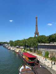 Tour Eiffel et quai de Seine à Paris