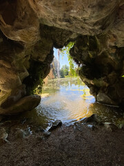 Cascade dans une grotte du jardin de Bagatelle à Paris