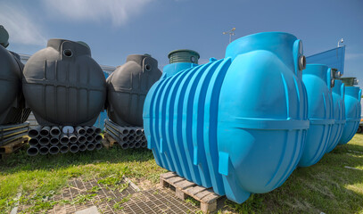 Plastikowe zbiorniki z zestwaów do budowy przydomowych oczyszczalni ścieków ( albo zbiorniki...