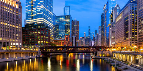 Naklejka premium Chicago city skyline downtown skyscraper at Chicago River bridge panorama in the United States