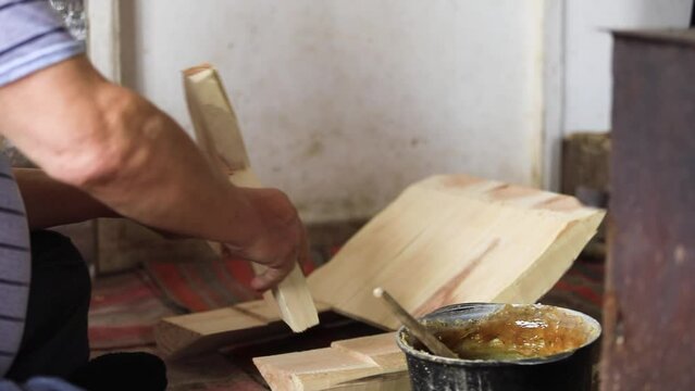 Assembling a wooden saddle by hand
