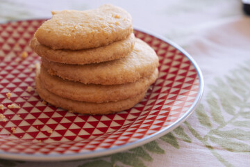 Plato de galletas caseras horneadas