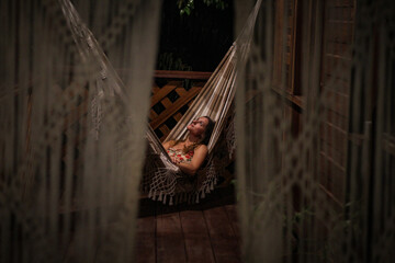 Mulher deitada em rede em hotel de selva no amazonas