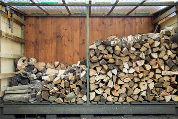 Ein Stapel Brennholz vorbereitet für den Winter