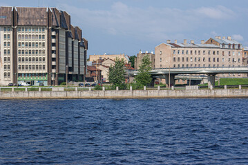 Fototapeta na wymiar View of buildings by river against sky