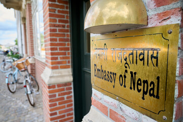 Schild an der Botschaft des Staates Nepal in der dänischen Hauptstadt Kopenhagen