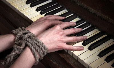 Play the piano with hands tied