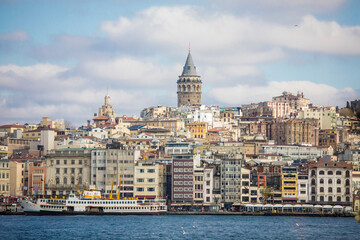 Obraz premium Cityscape of Istanbul and the Bosphorus with Galata Tower on the horizon.