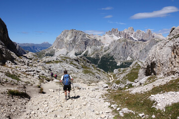 Fototapeta premium Wanderer an der Forcella Averau