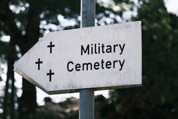 Schild mit der Aufschrift Military Cemetery, Soldatenfriedhof, Deutschland