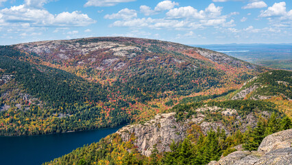 Obraz premium Fall colors from the Pemetic Ridge Trail in Acadia National Park - view of Jordan Pond and the Bubbles